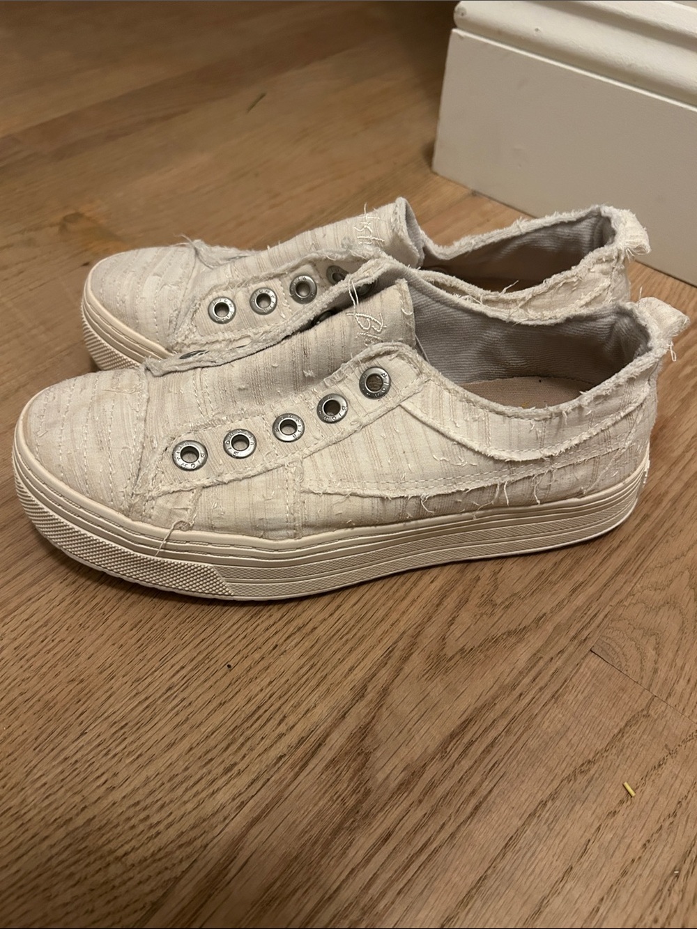 Blowfish Off-White Frayed Slip-On Platform Sneakers women’s size 7